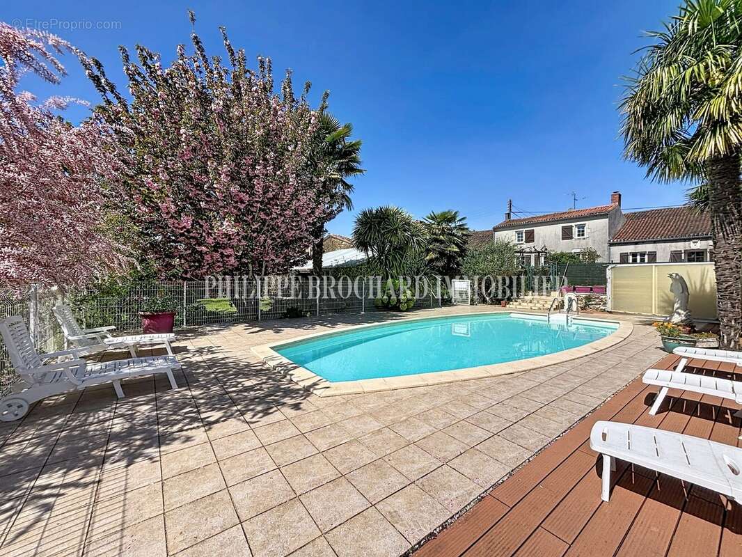 Maison à BAZOGES-EN-PAREDS