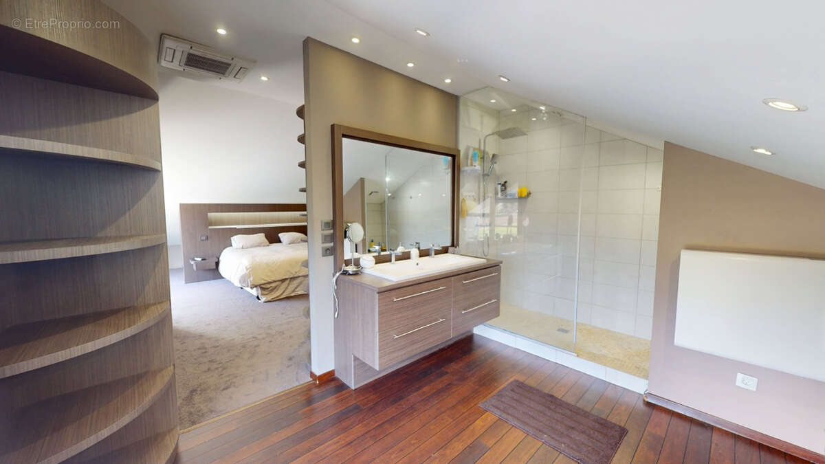 Maison 208 m² avec piscine, jacuzzi, et dépendance - photo 4