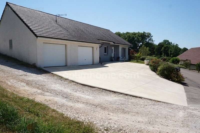 Magnifique pavillon climatisé en plain pied avec garages pour 3 voitures et grande terrasse couverte - photo 2