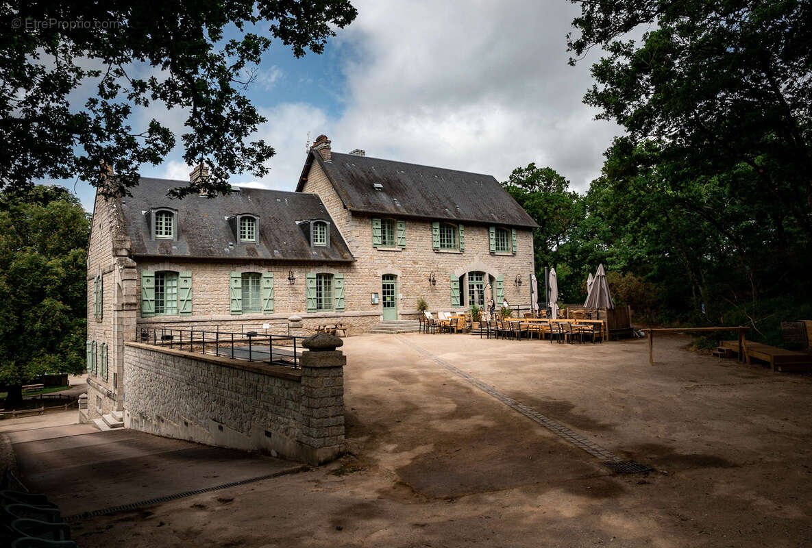 Commerce à SAINT-LEONARD-DES-BOIS