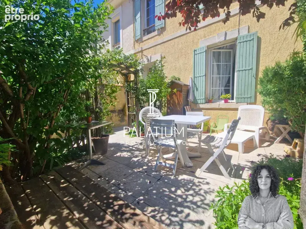 Maison de ville du XIXᵉ siècle avec extérieur intimiste – Centre-ville - photo 3
