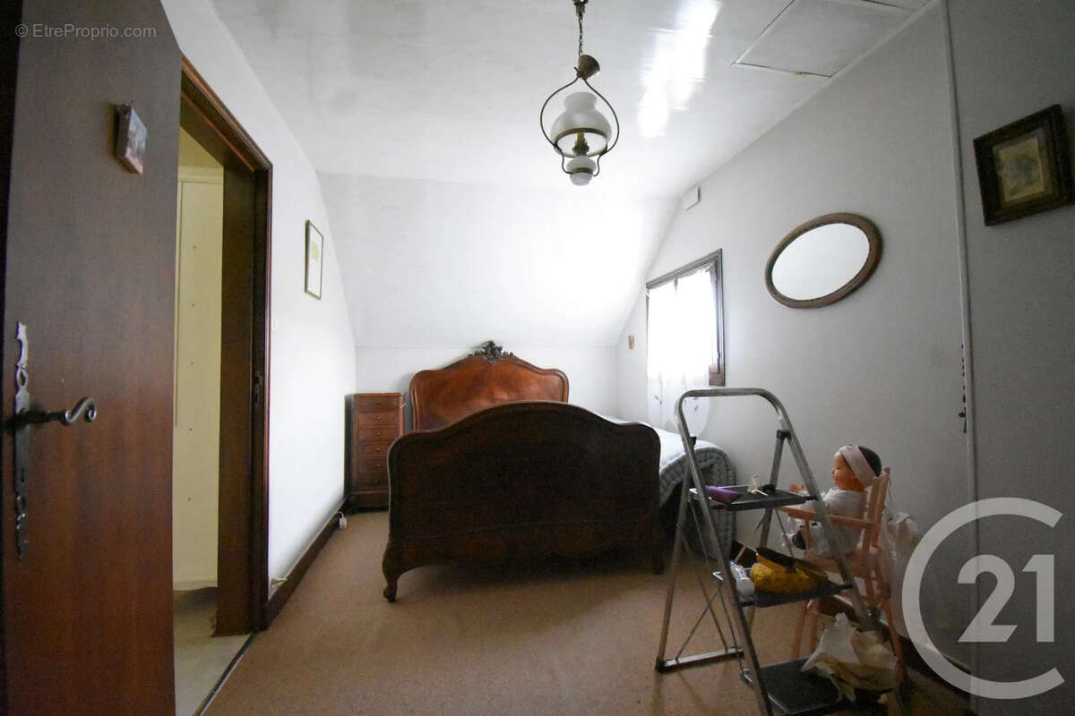 Maison à CREUZIER-LE-VIEUX