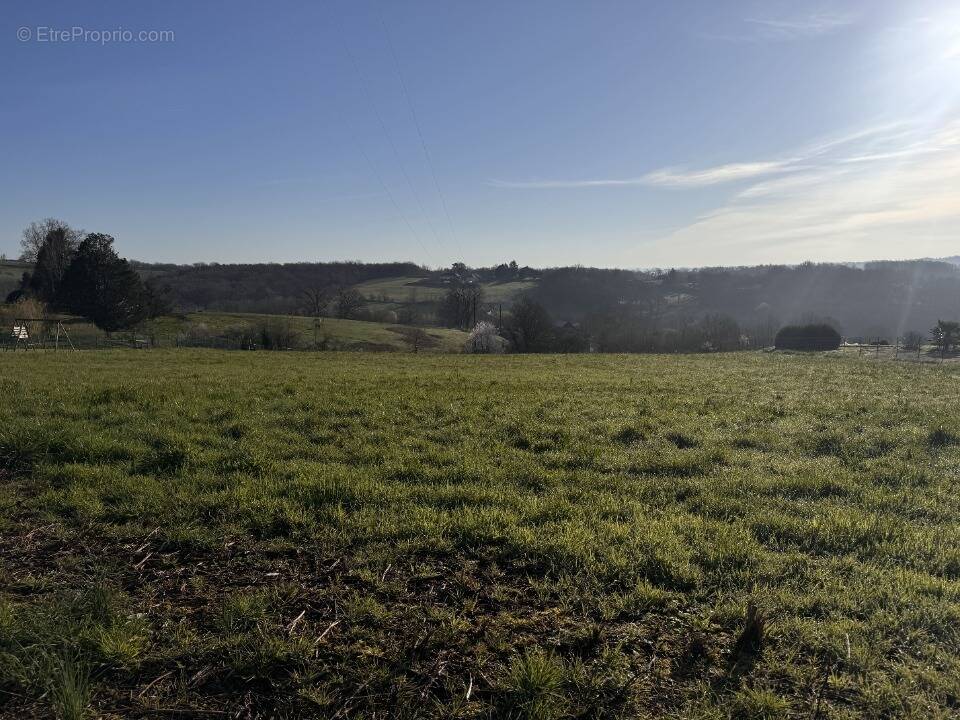 Terrain à SAINT-PANTALEON-DE-LARCHE