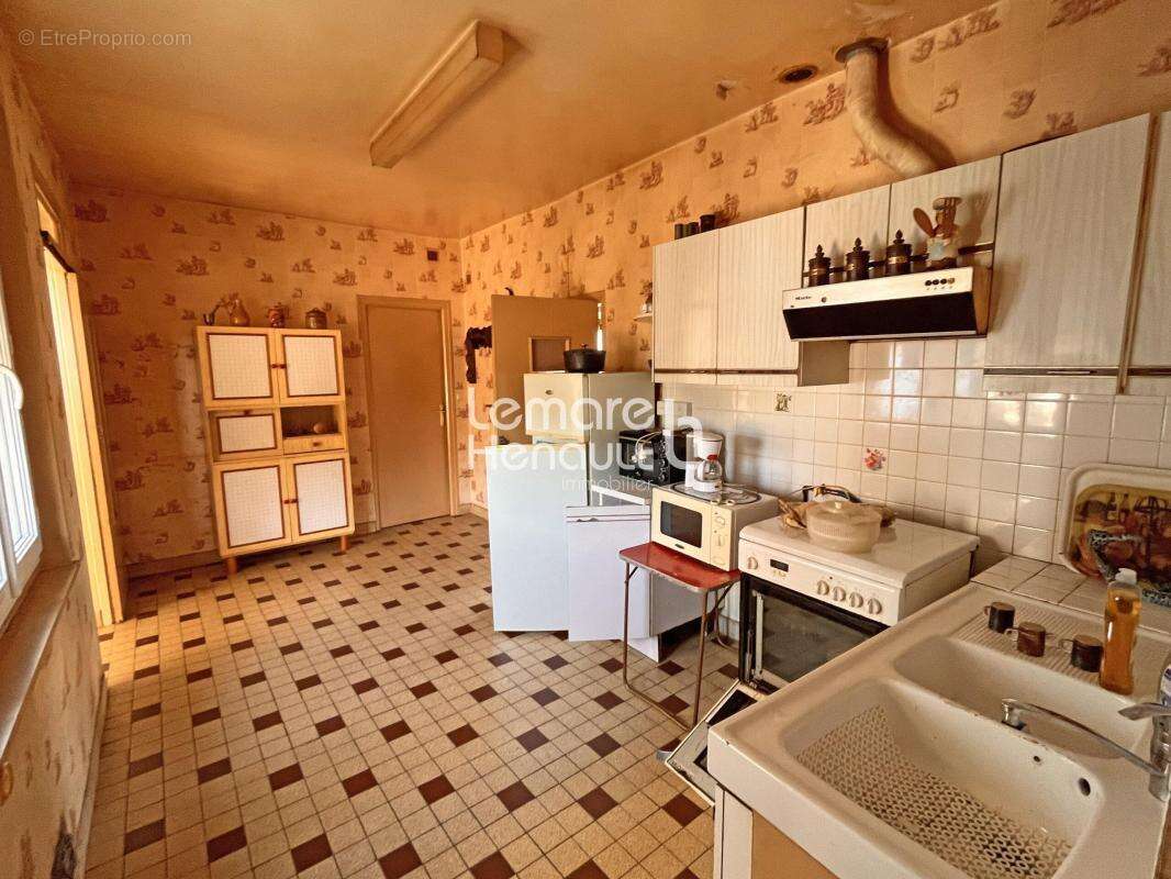 Maison et dépendances, 250 m² de plancher - photo 8