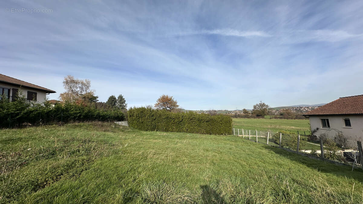 Terrain à SAINT-FORGEUX