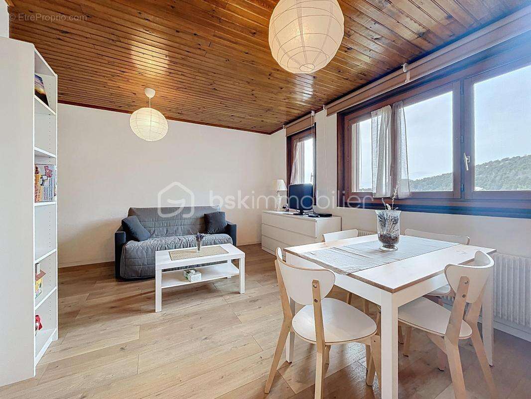 Appartement à GREOLIERES