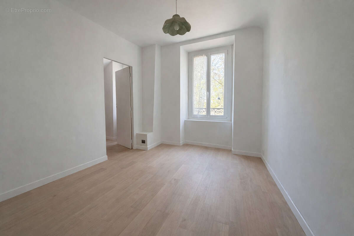 Piece vide avec lumiere naturelle - Maison à EPINAY-SOUS-SENART