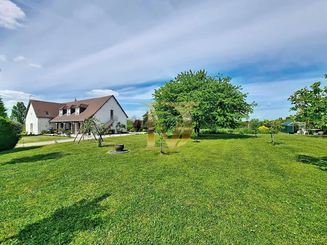 Maison 307 m² à Francueil  - photo 8