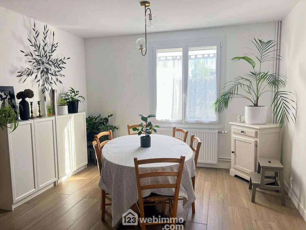 ... et sur un séjour spacieux. - Maison à AVRILLE