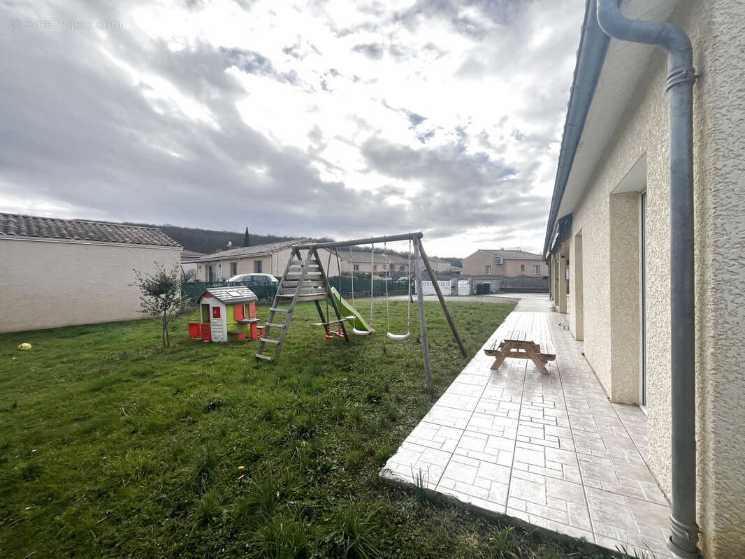 Maison à SAINT-FELIX-DE-RIEUTORD