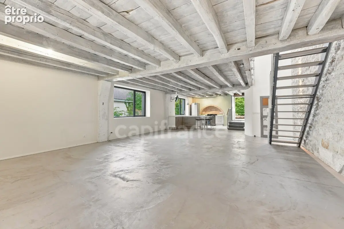 PRÉVESSIN-MOËNS – Ancienne forge du XIXᵉ transformée en loft – 187 m² – 3 chambres – Jardin - photo 10