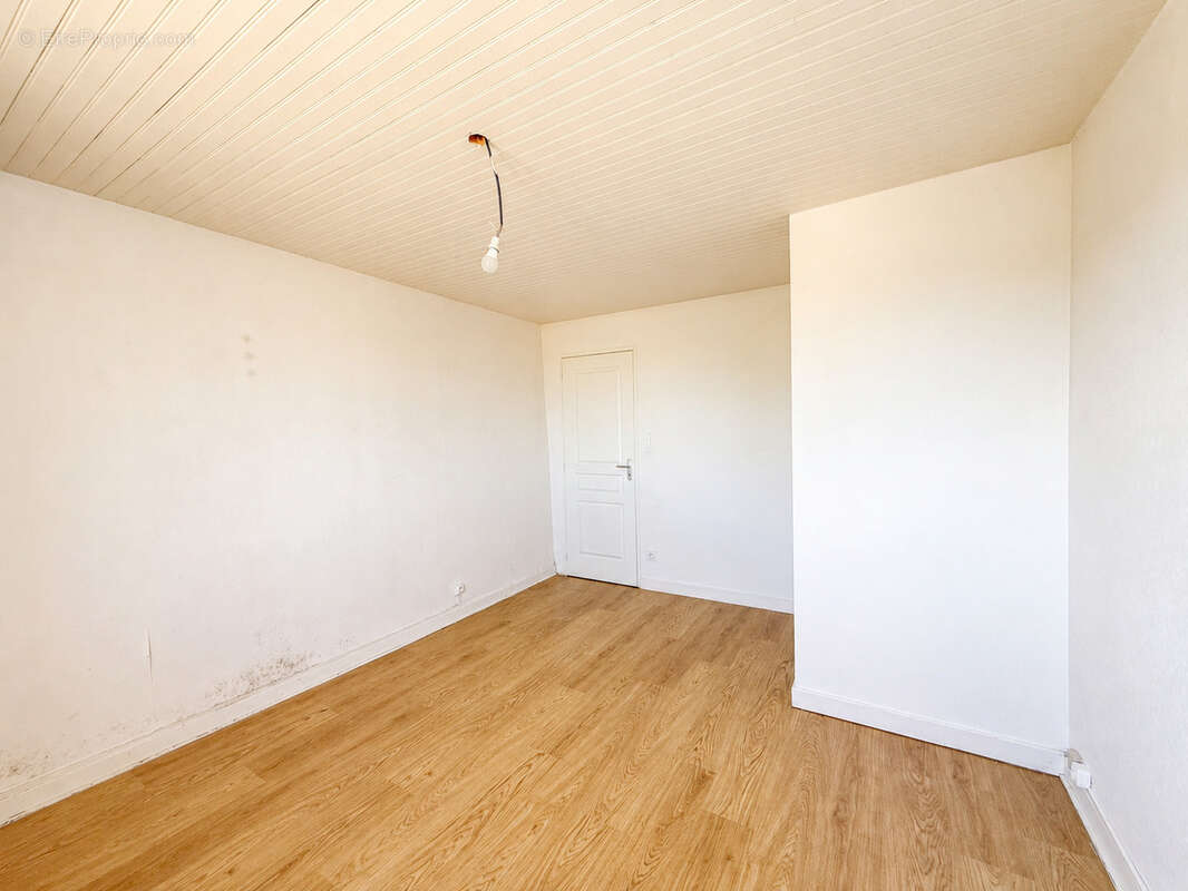 Maison en pierres 95 m2 habitables sur 1000 m2 de terrain avec dépendances - Secteur privilégié de CONDRIEU - photo 11