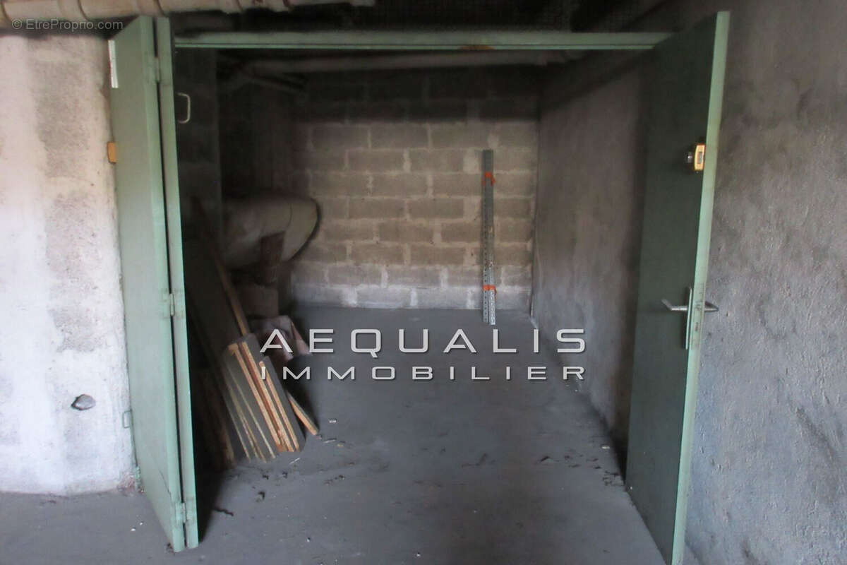 Parking à SAINT-LAURENT-DU-VAR