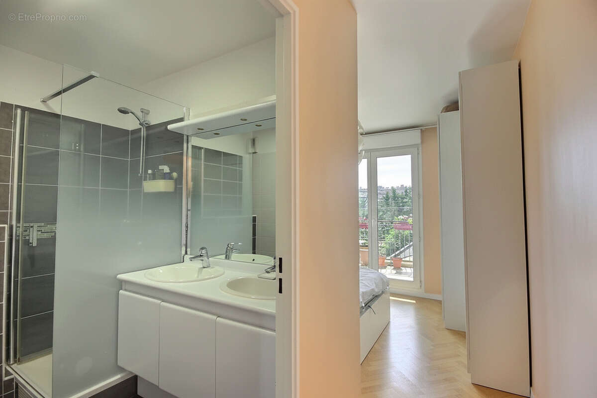 Appartement à COURBEVOIE
