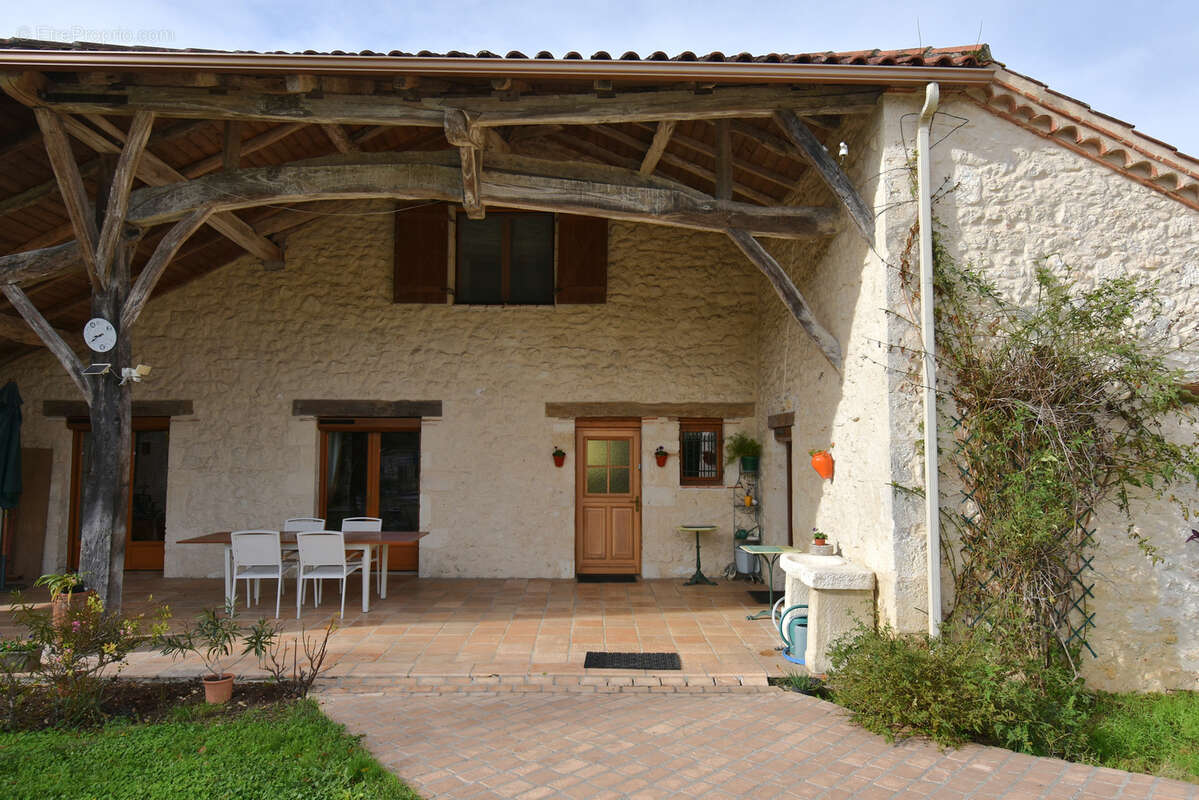 Très belle grange rénovée, piscine et maison d'amis sur 4 ha - photo 3