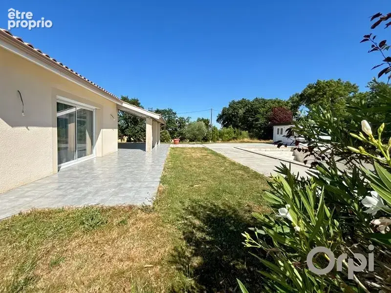 En campagne, avec vue, sur un terrain proche de 3000 m², agréable maison individuelle de plain pied avec garage et piscine - photo 3