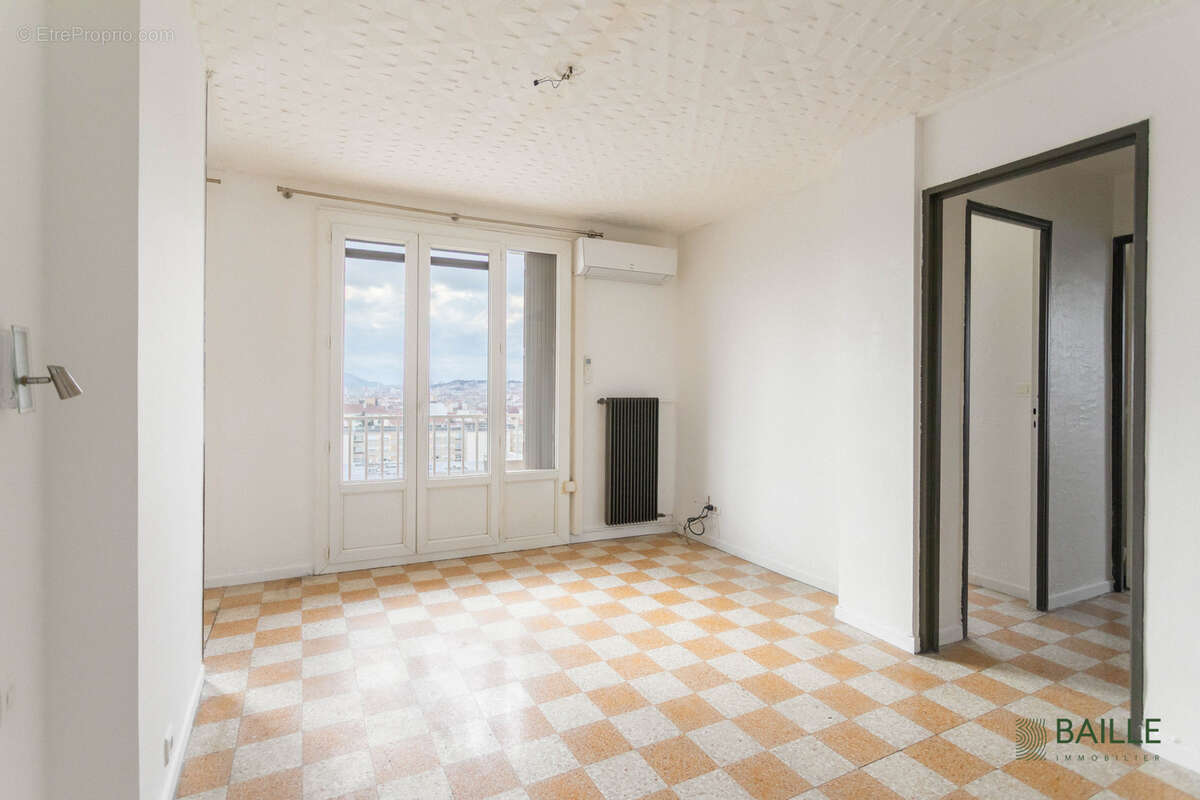 Appartement à MARSEILLE-4E