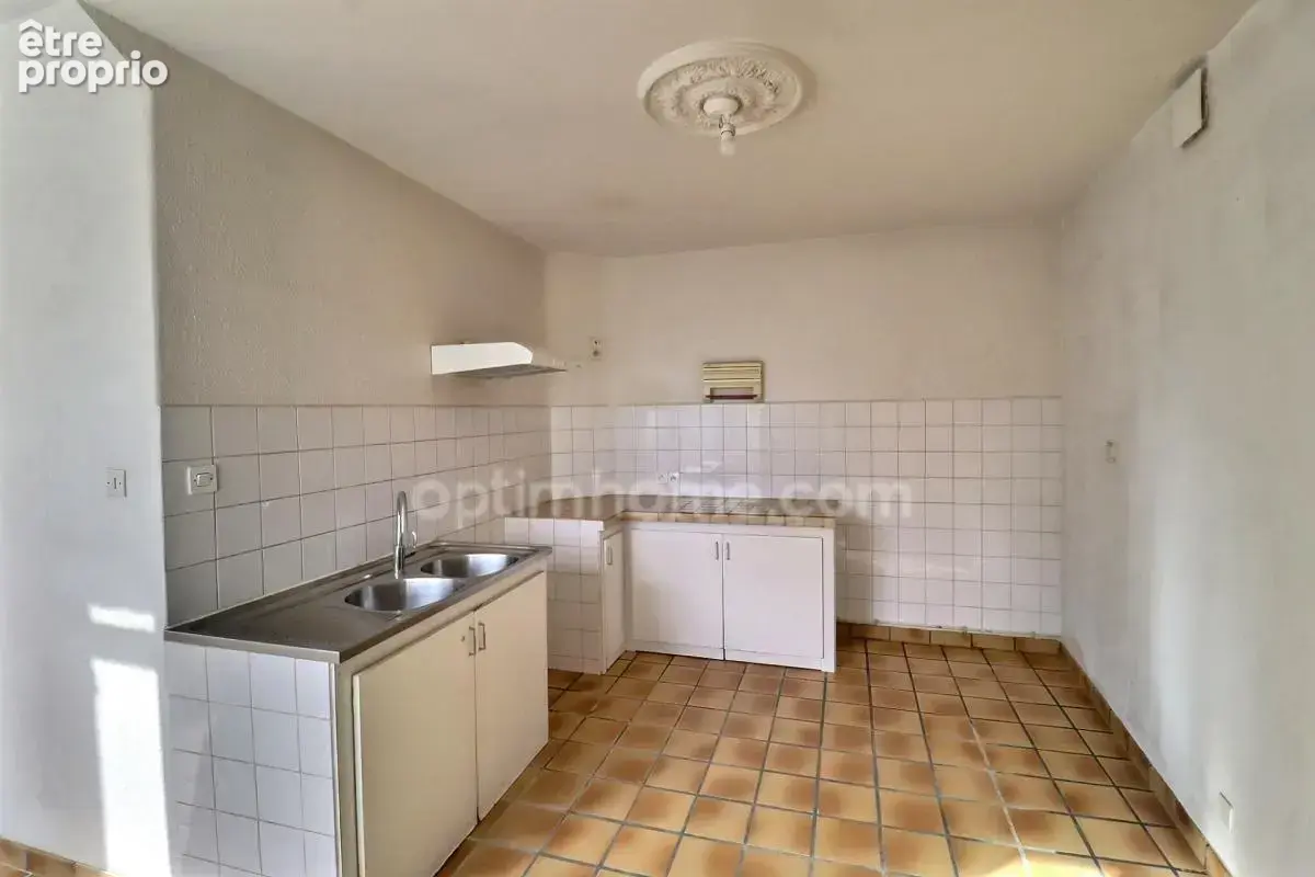 Maison de bourg rénovée de 99 m² (3 ch) avec cour, 2 garages + Appartement T2 loué (420 €/mois) – Centre-ville de Nueil-les-Aubi - photo 8