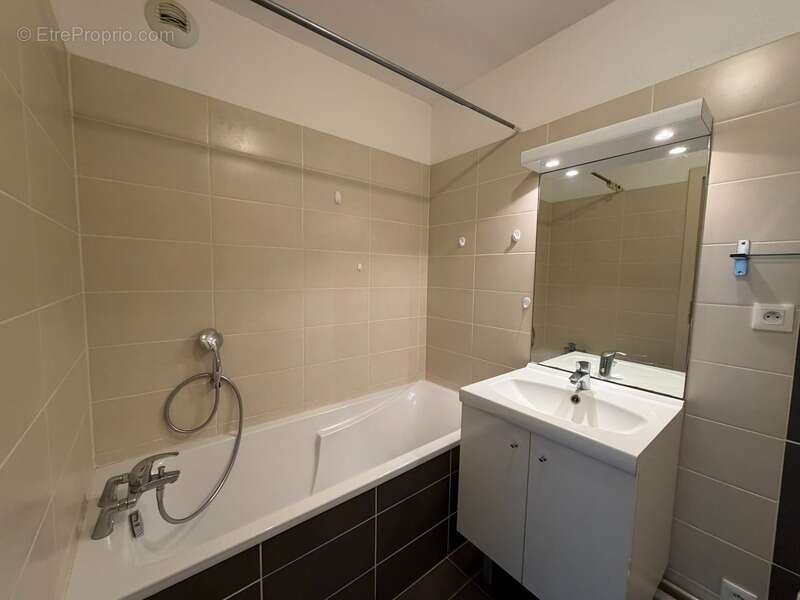 ROSENAU – Très bel appartement 2 pièces de 43 m² avec terrasse de 10 m², cave et 2 places de parking privatives – À proximité im - photo 6