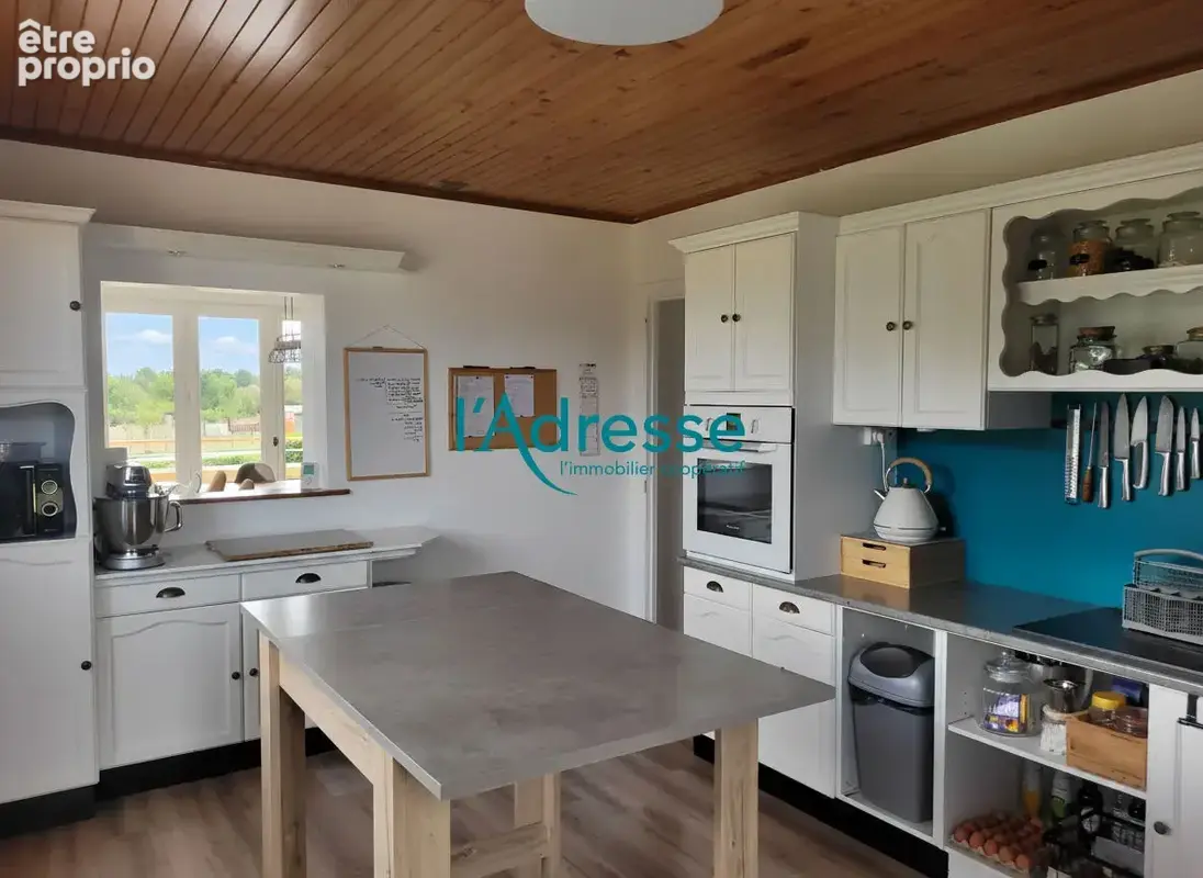 Le Petit-Auverné: Grande maison familiale, terrain constructible et dépendances. - photo 2