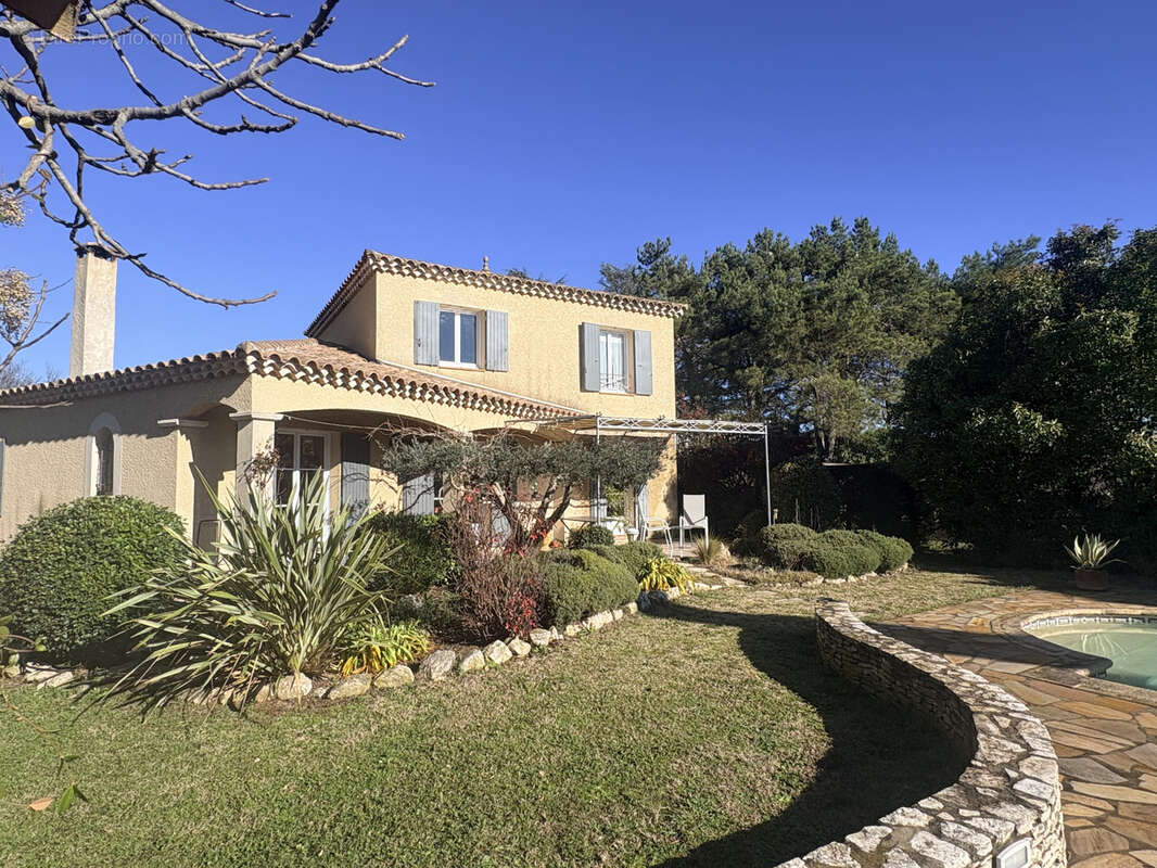 Maison à SAINT-CHAPTES