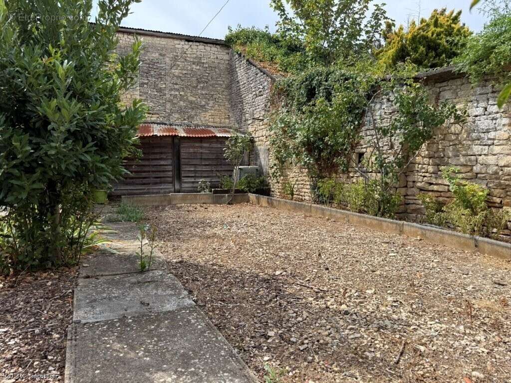 Villefagnan – Maison De 3 Chambres En Excellent Etat Avec Garage Double - photo 3
