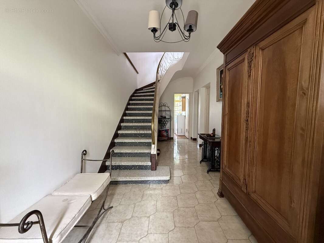 Maison en trois faces sur deux niveaux avec Garage. - photo 6