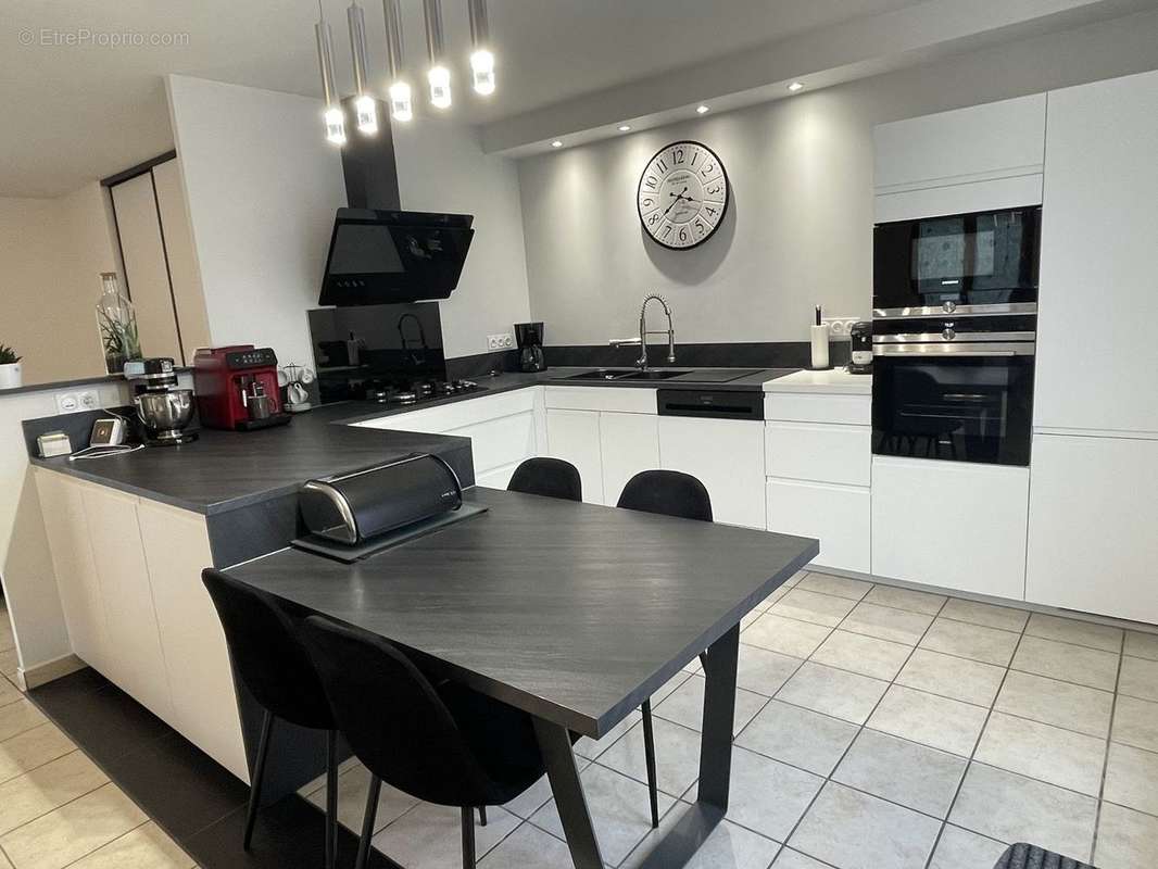 Maison à NIVOLAS-VERMELLE