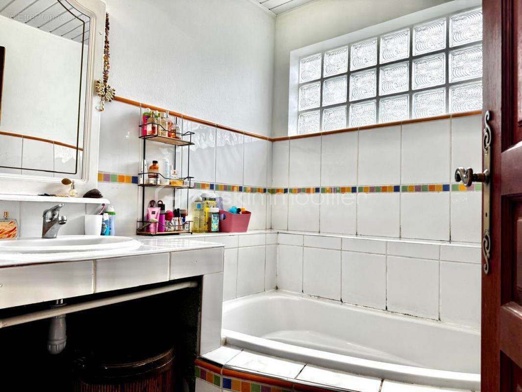 Maison à LES AVIRONS