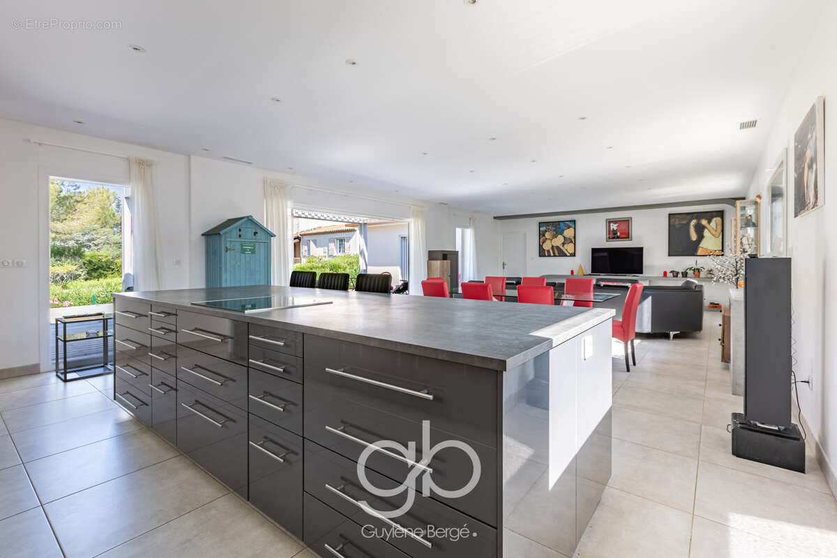 Maison t6 boisseron 34160  plain pied 215 m2  5 chambres  piscine terrain 1000 m2  grand garage  dpe a  proche sommières - photo 11