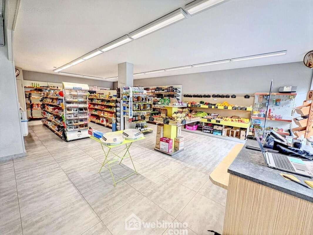 Une surface de vente spacieuse et bien agencée - Maison à SAINT-ARMEL