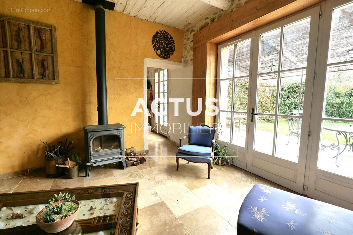 Maison 232 m² à Cornillon-Confoux  - photo 6