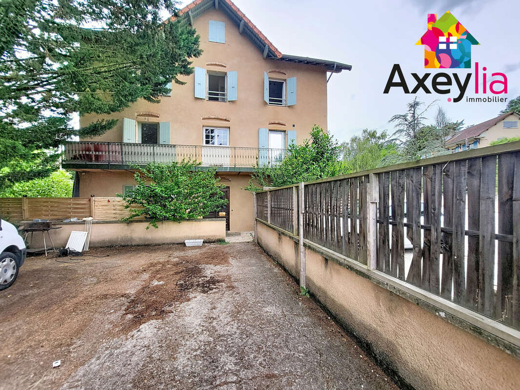 A vendre - iguerande - demeure familiale ou rente locative, dependances et terrain - photo 6