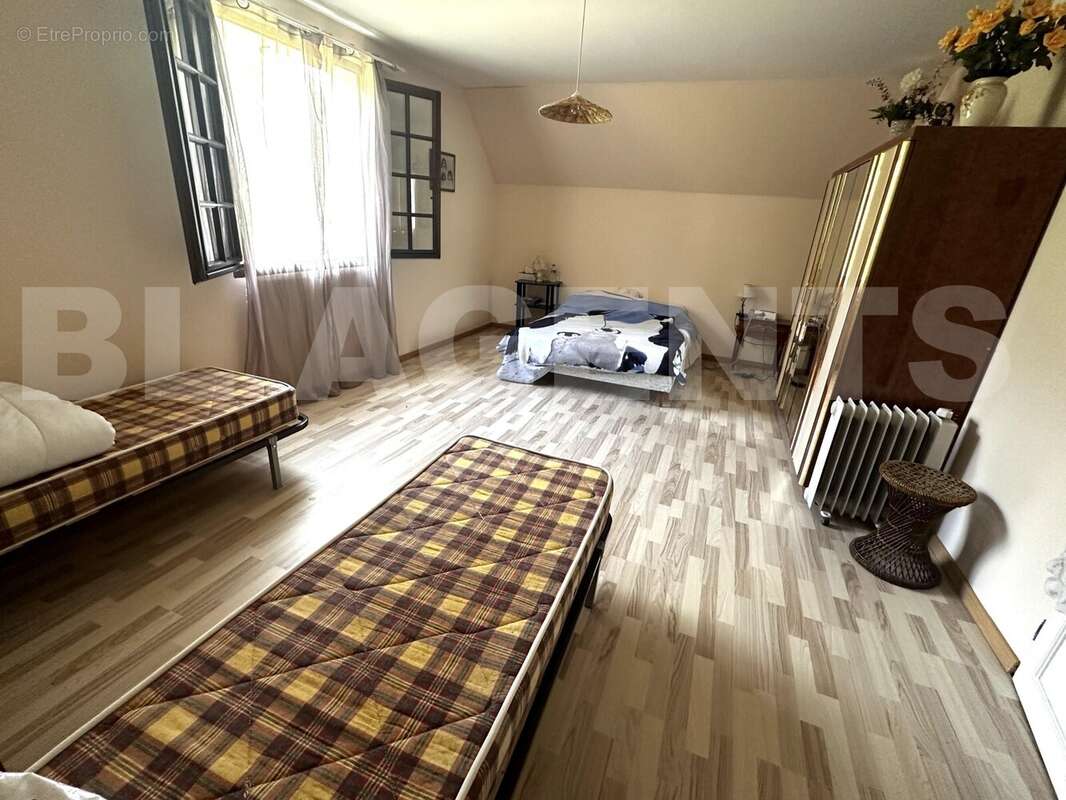 CHAMBRE 3 - Maison à SAINT-MESMIN