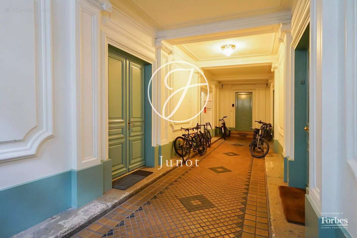 Paris 11e - AMELOT- SAINT SEBASTIEN FROISSART - Appartement à  vendre - 3 pièces - 110m² Carrez - 1 chambre. - photo 10