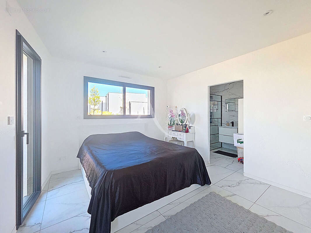 Maison à MONTREUIL-JUIGNE