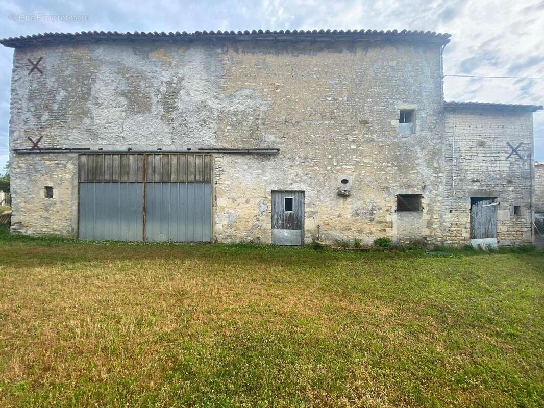 Maison 78 m² à Saint-Fraigne  - photo 9