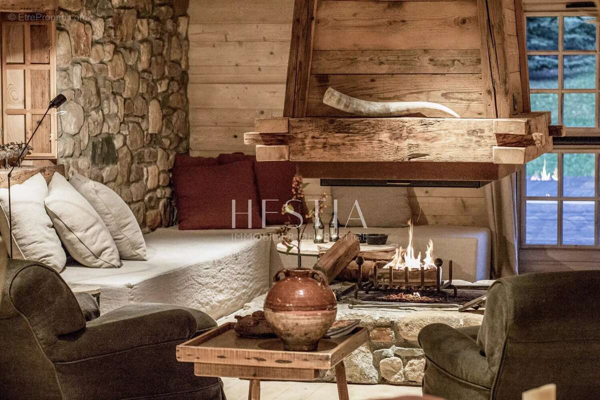 Commerce à COMBLOUX