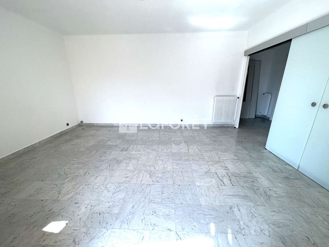 Appartement à SAINT-LAURENT-DU-VAR