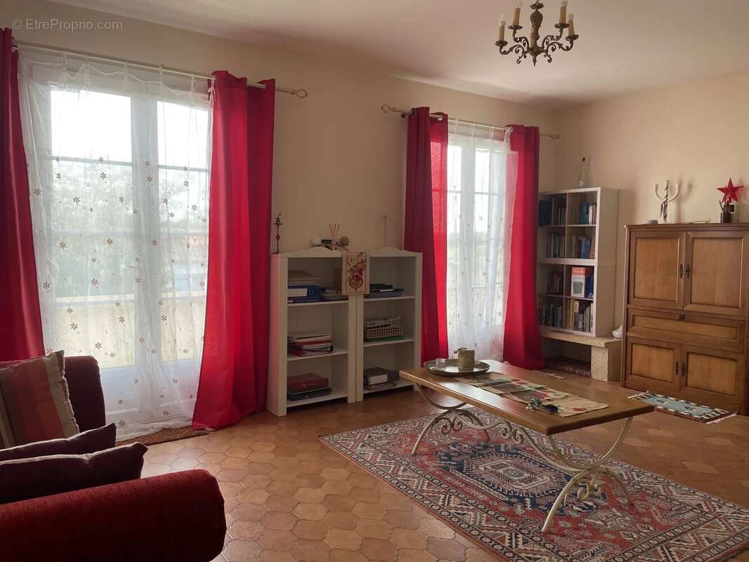 Maison familiale avec potentiel locatif à proximité de Saintes - photo 2