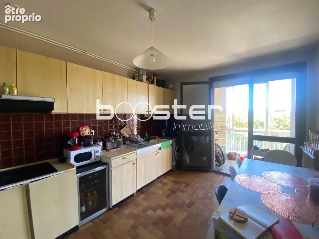 Face aux chalets – Spacieux T4 traversant de 93m² avec parking, cave et loggia - photo 2