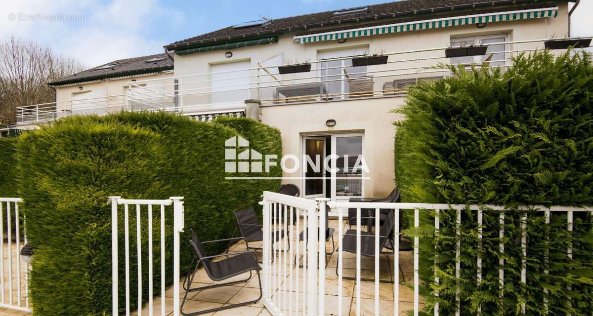 Appartement à SALLES-CURAN