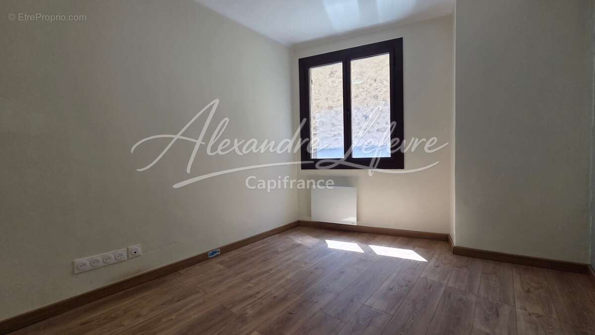 Angoustrine – Appartement T4 rénové avec beaux volumes - photo 7