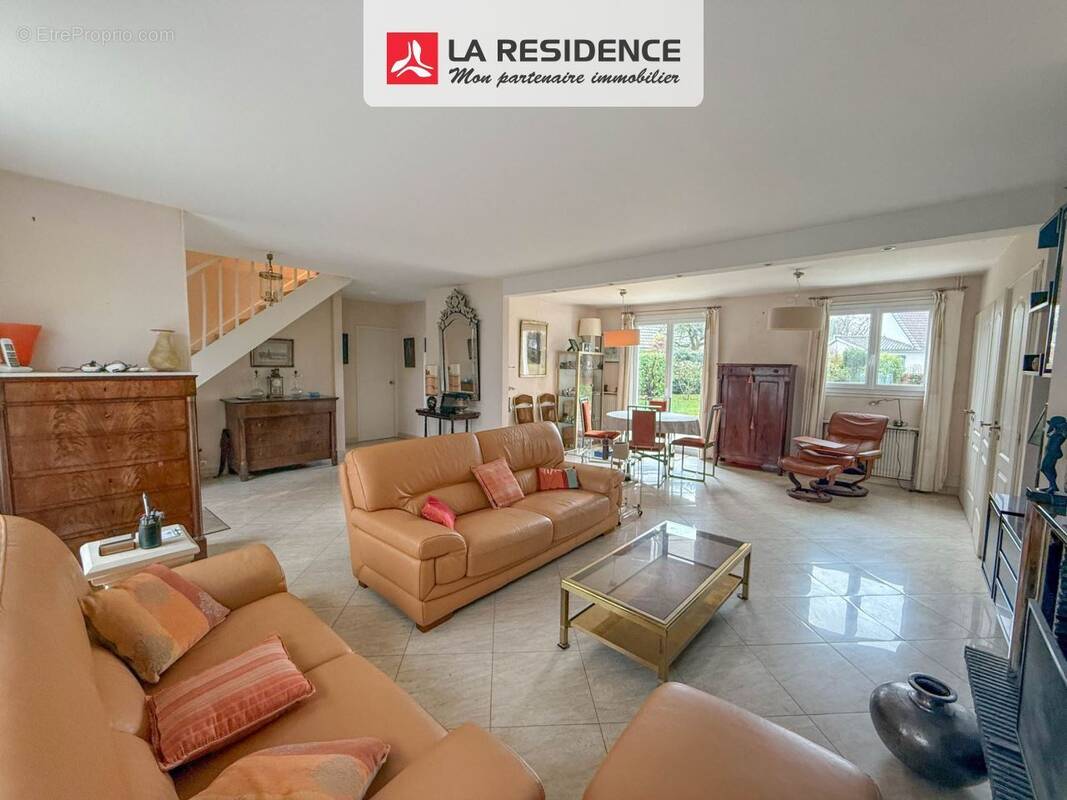 Maison à LE MESNIL-SAINT-DENIS