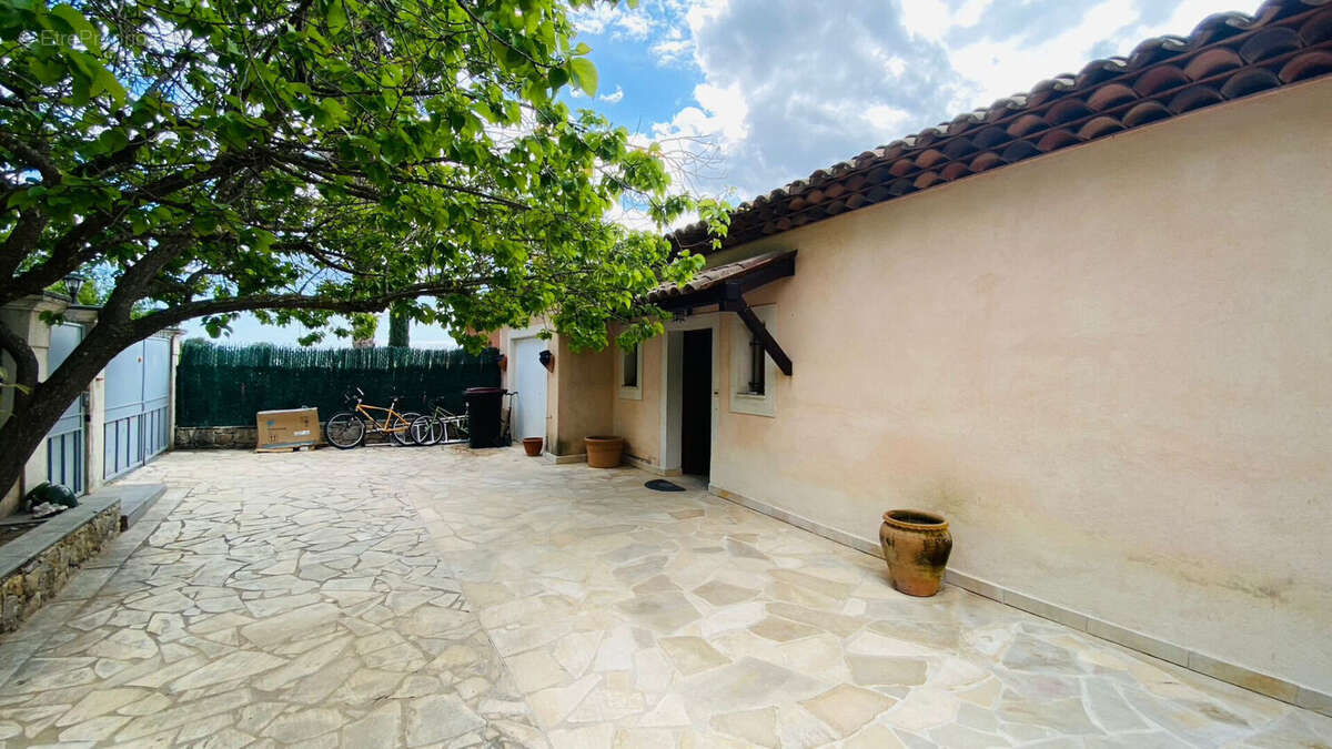 Maison à TOURRETTES