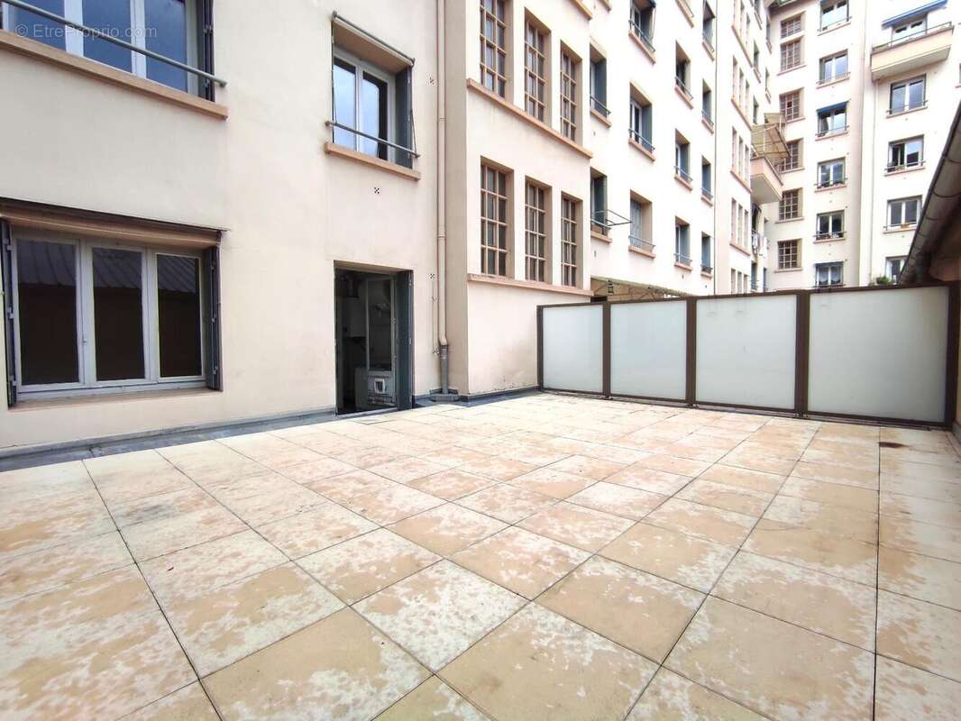   - Appartement à LYON-7E