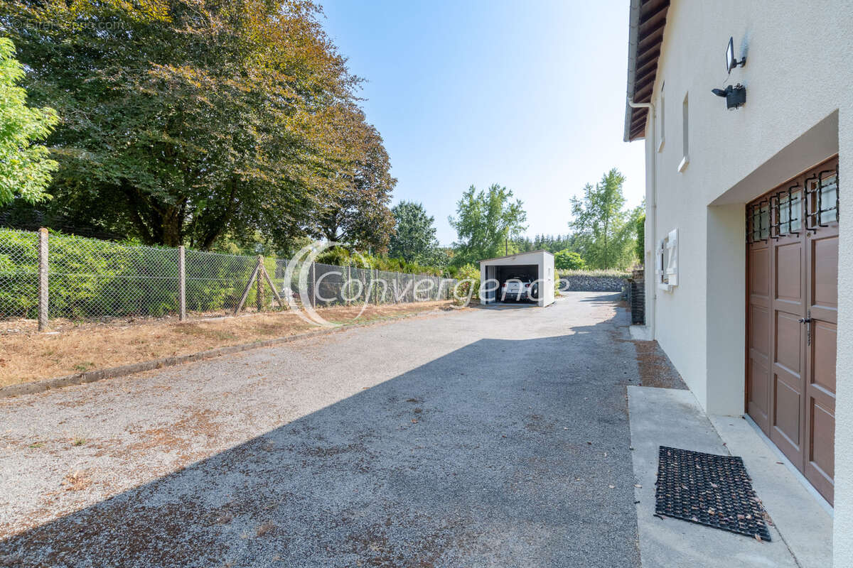 Maison de plain-pied de 105m2 avec garages, jardin et dépendances - photo 18