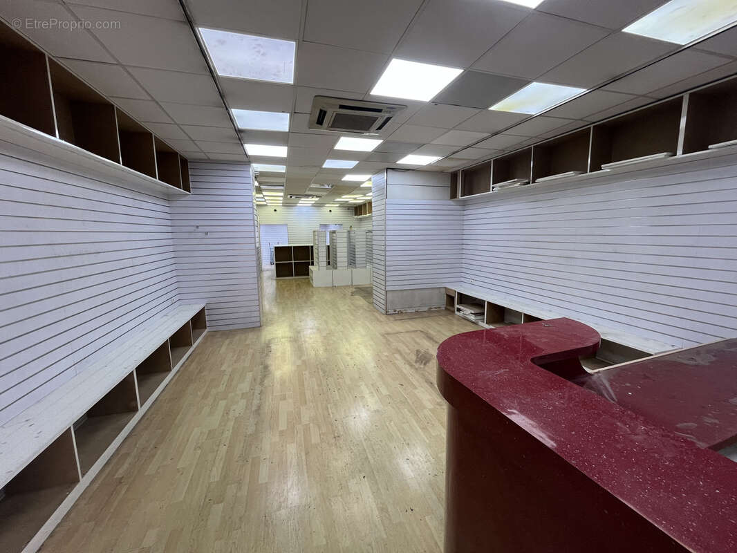 Local commercial rdc 116m2 + mezzanine 19m2 + sous-sol 80m2  rue tapis vert - photo 3