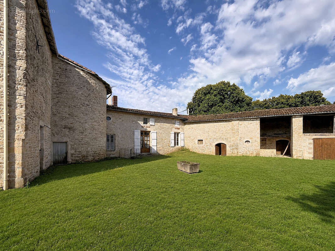 SECTEUR RUFFEC Très beau logis et ses dépendances à rénover - photo 14