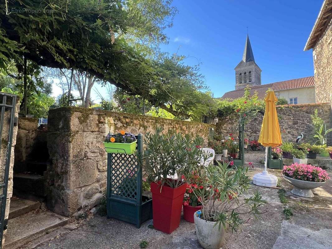 Maison 228 m² à Roumazieres-Loubert  - photo 3